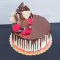 Tort chałwowo - waniliowy z frużeliną malinową