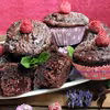 Czekoladowe muffinki z malinami