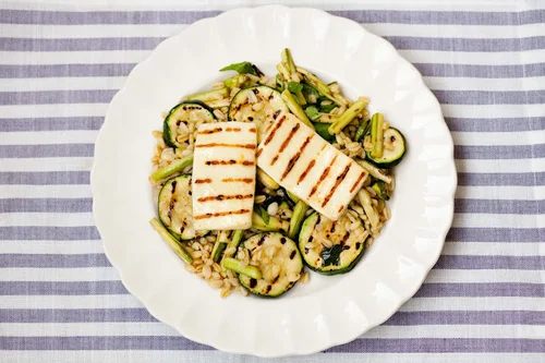 Pęczak ze szparagami i cukinią z serem halloumi