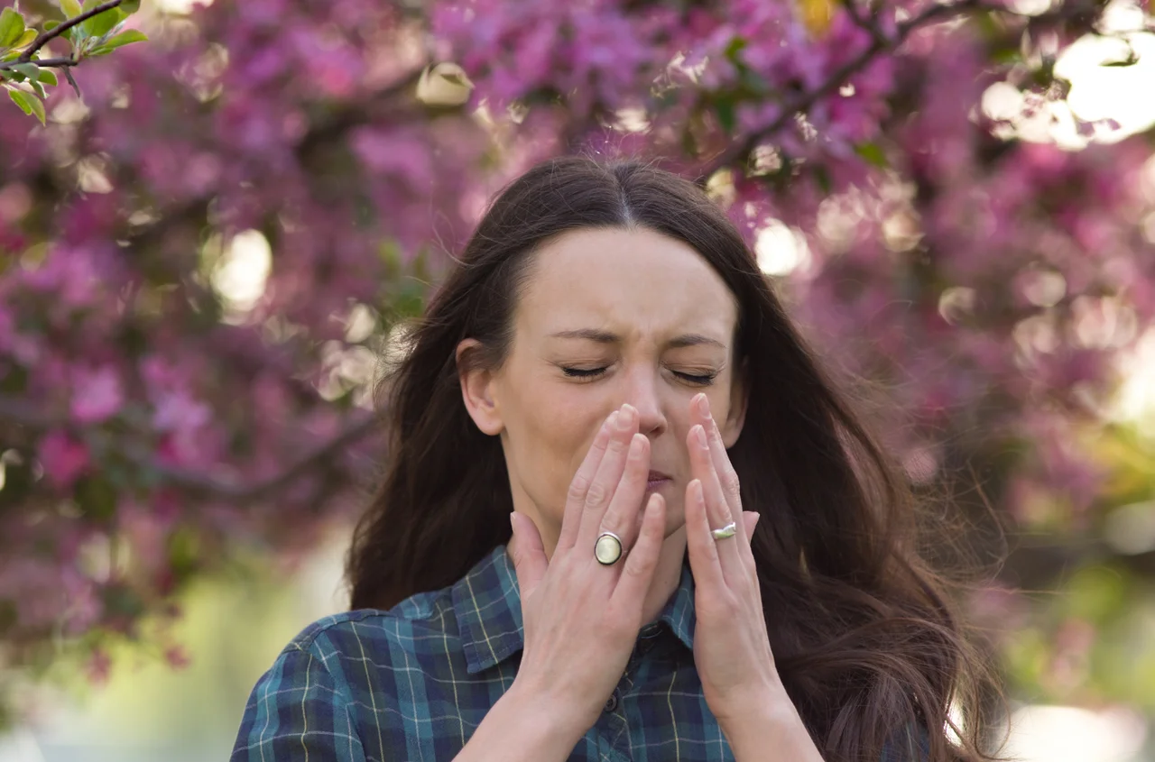 Masz katar i łzawiące oczy? 5 błędów, które pogarszają objawy alergii