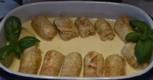 Roladki ze śliwką w sosie serowym