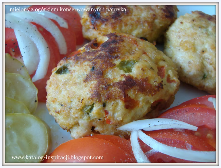 KOTLET MIELONY Z FILETÓW Z KURCZAKA Z PAPRYKĄ I OGÓRKIEM