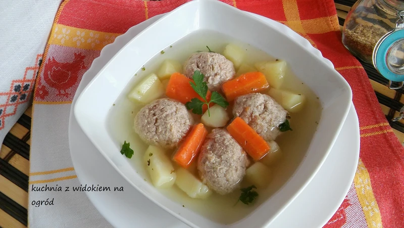 Lekkostrawna zupa z klopsikami drobiowymi