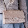 Lakierowana beżowa torebka od Chanel