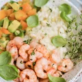 PRZEPIS NA POROWE RISOTTO Z KREWETKAMI I SALSĄ Z AWOKADO I POMIDORA