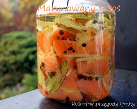 Marynowany surowy łosoś w przyprawach