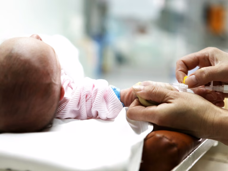 Groźny wirus atakuje dzieci! Coraz więcej maluchów w szpitalach