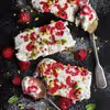 Semifreddo z malinami i pistacjami