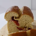 Orkiszowy chlebek drożdżowy ze śliwkami