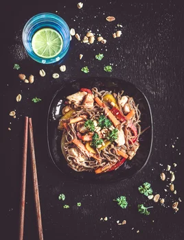Makaron soba z kurczakiem, warzywami i sosem orzechowym