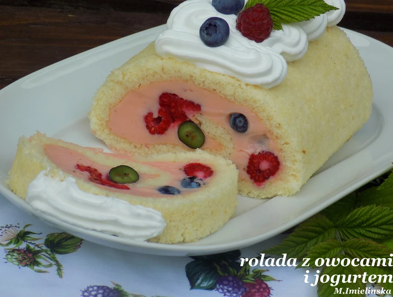 rolada jogurtowa z owocami