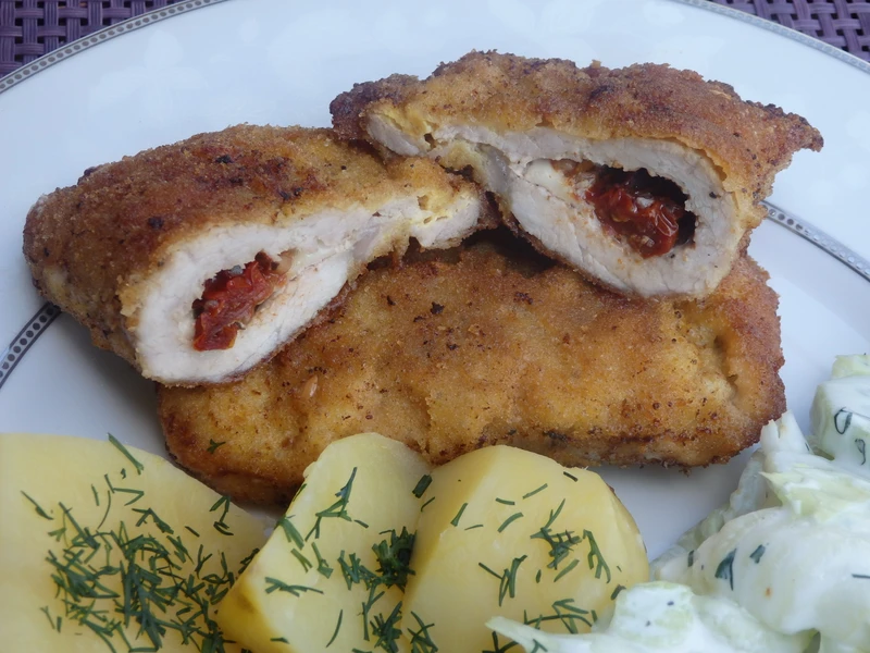 Pierożki schabowe z mozzarellą i suszonymi pomidorami