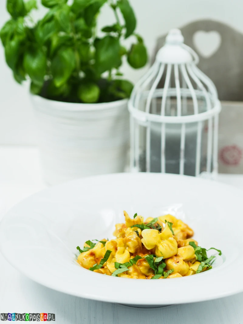 Pyszne tortellini w sosie pomidorowym z boczkiem