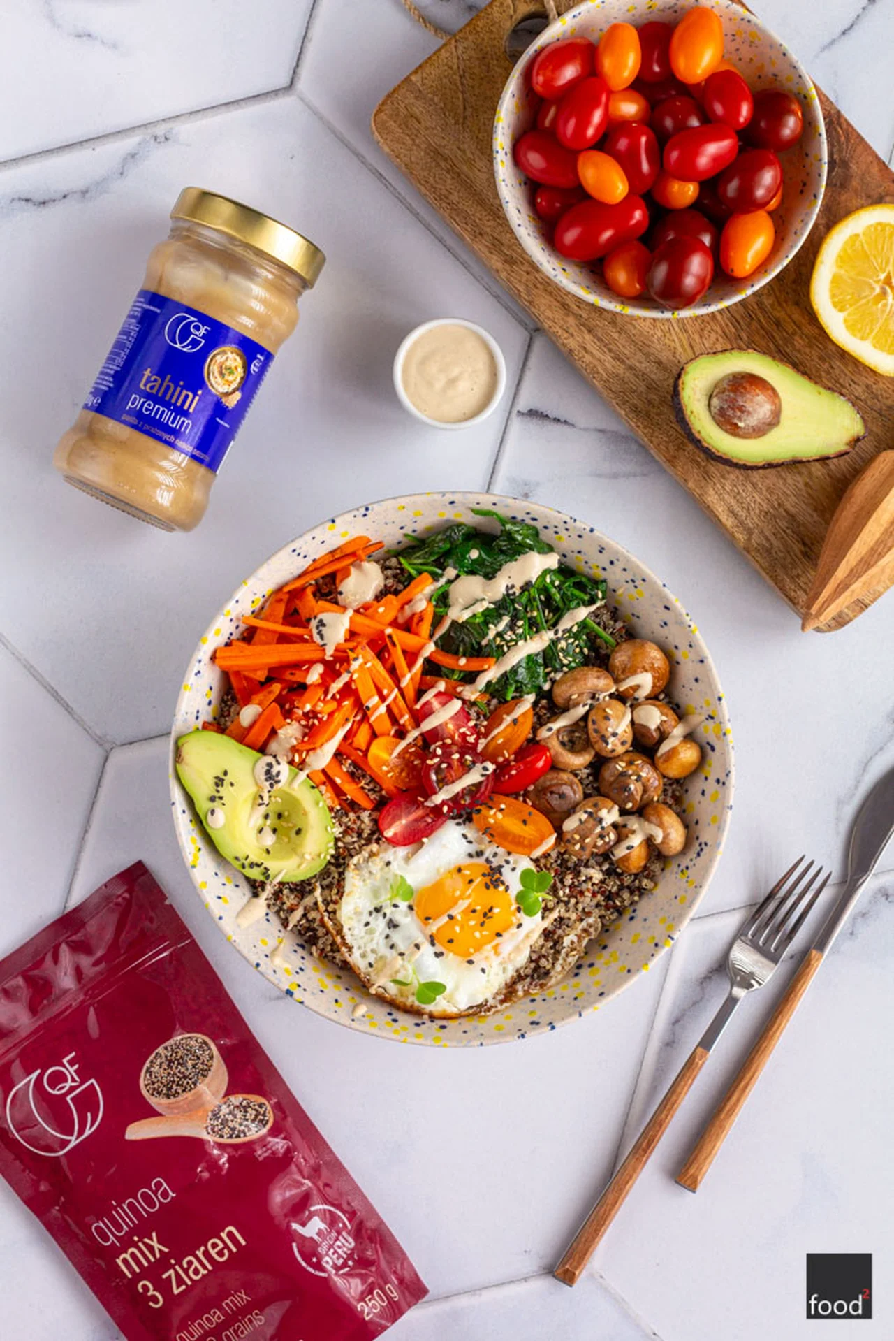 Bowl z quinoa, warzywami, jajkiem sadzonym i sosem tahini