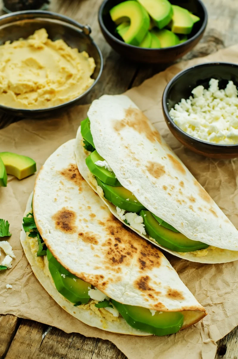 TORTILLA Z HUMMUSEM, AWOKADO I FETĄ