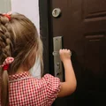 Od ilu lat dziecko może zostać samo w domu? Oto co mówi prawo!
