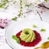 Kokosowa panna cotta z zieloną herbatą matcha i sosem malinowym