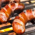 Natnij w ten sposób kiełbasę na grilla a będzie miała mniej kalorii.