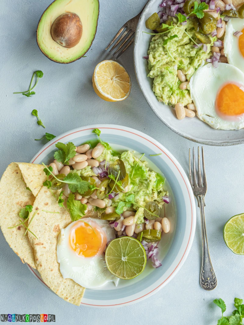 Huevos Motuleños - jajka z guacamole