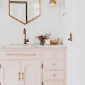 Łazienkowa szafka w pudrowym różu