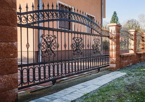 Koniec z takimi ogrodzeniami! Nowe wytyczne i zakazy dotyczące płotów dla właścicieli nieruchomości od 2026 roku