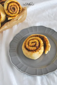 Drożdżowe ślimaczki z pesto z jarmużu i suszonych pomidorów