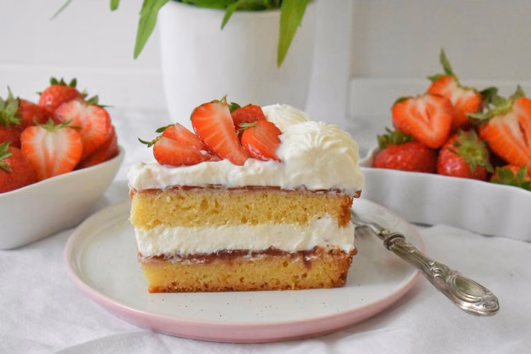 Tort mud cake z białą czekoladą i truskawkami