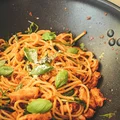 Makaron z czerwonym pesto, kurczakiem i rukolą