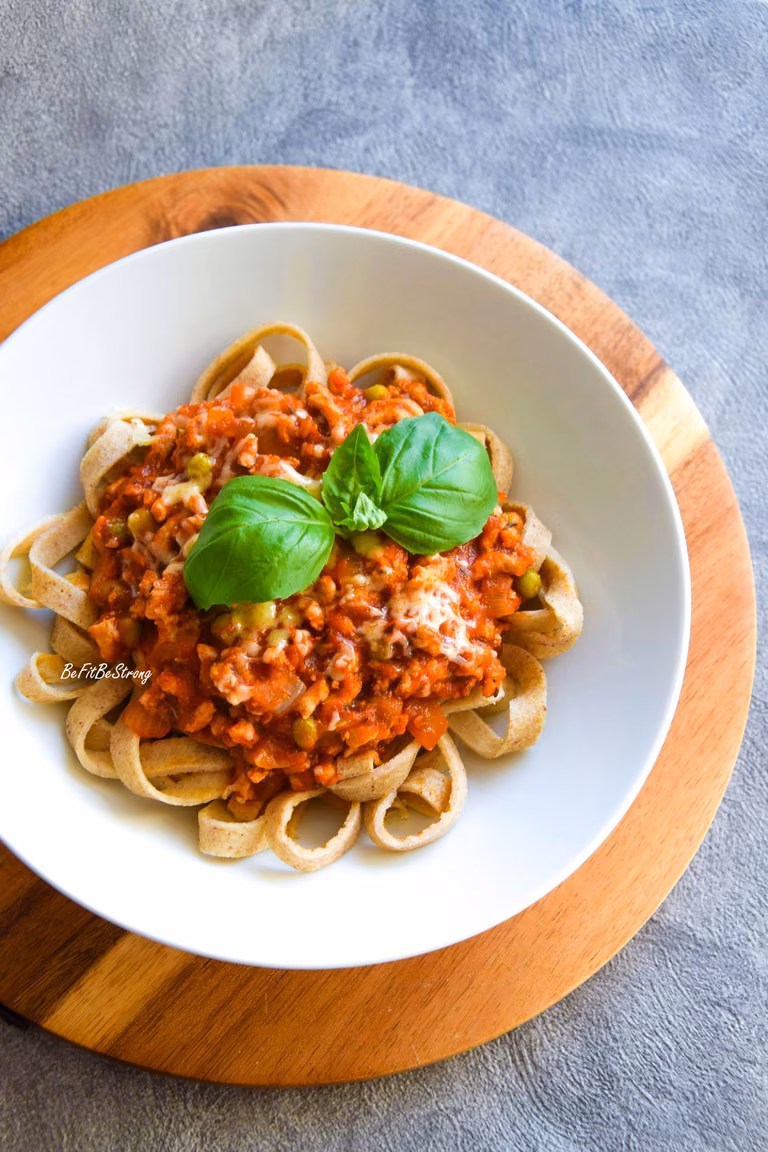 Gryczane spaghetti naleśnikowe z sosem bolognese