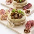 Zapiekany camembert z gruszką i orzechami włoskimi