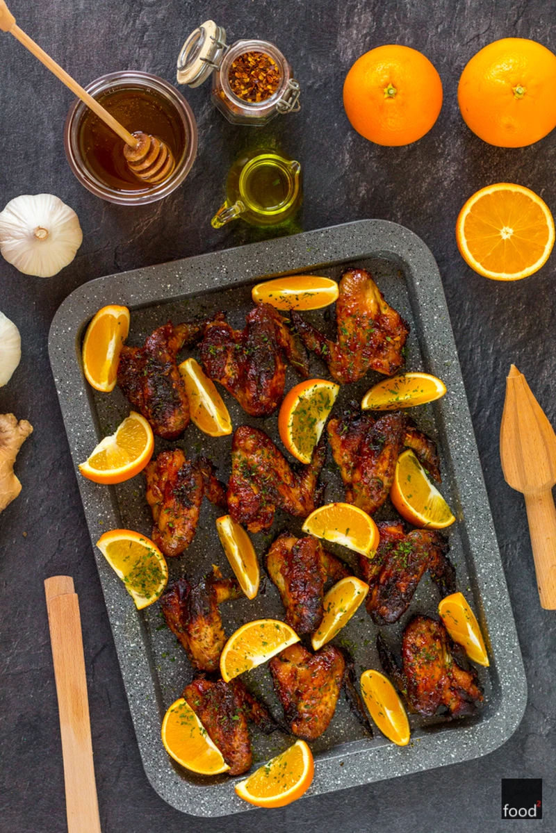 Skrzydełka pieczone w miodzie z pomarańczami, czosnkiem, imbirem i chili