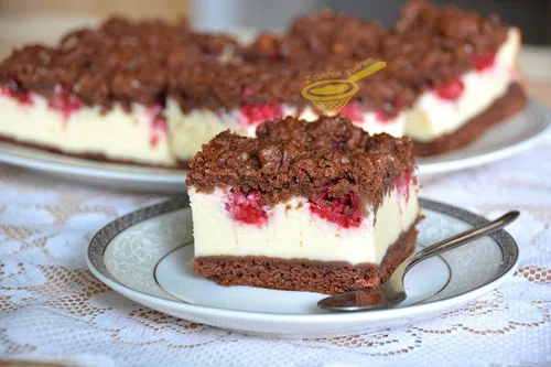 Sernik królewski z malinami