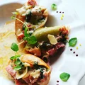 Conchiglioni z kurczakiem i szpinakiem w sosie śmietanowym z dodatkiem wędzonego boczku