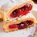 Strudel z wiśniami