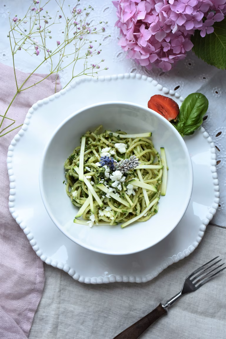 spaghetti ze szpinakowym pesto i fetą