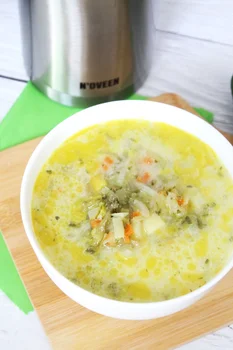 Prosta zupa ogórkowa ze świeżych i kiszonych ogórków