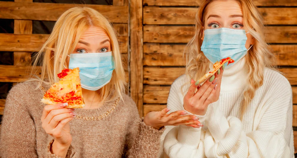 Jak jeść bez zdejmowania maski? Śmieszny trik obiegł Internet