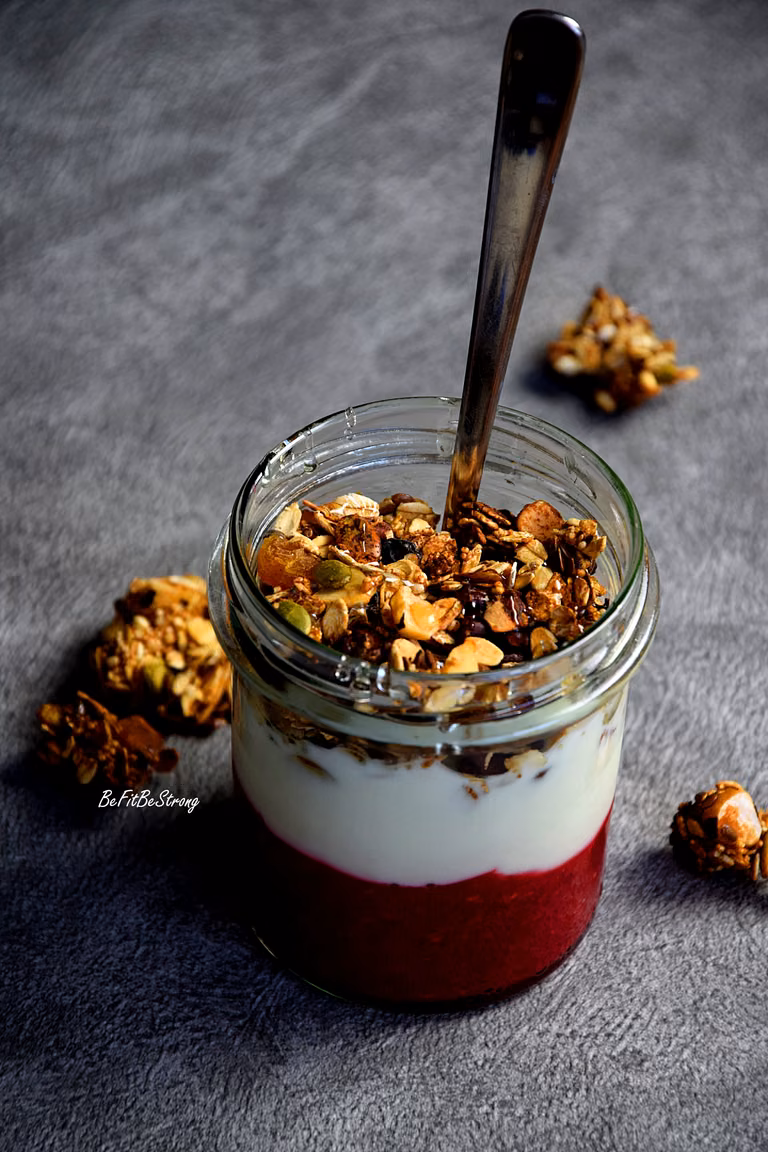 Domowa granola waniliowa z jogurtem i musem malinowym