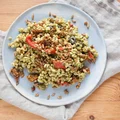 Sałatka z pęczakiem, marynowanymi warzywami i pesto z jarmużu