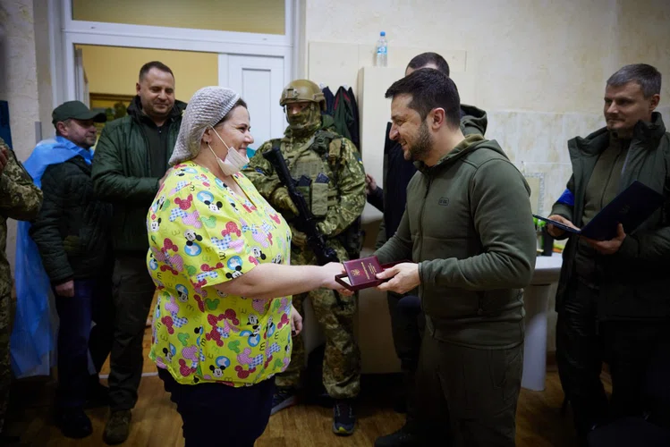 Zdjęcie Prezydent Ukrainy udał się do szpitala. Przyznał odznaczenia rannym żołnierzom. #3