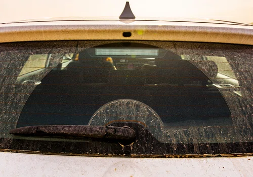 Samochody i parapety pokryte dziwnym pyłem? Już wiadomo co to jest!