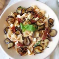 Makaron farfalle z bakłażanem, suszonymi pomidorami i serem feta