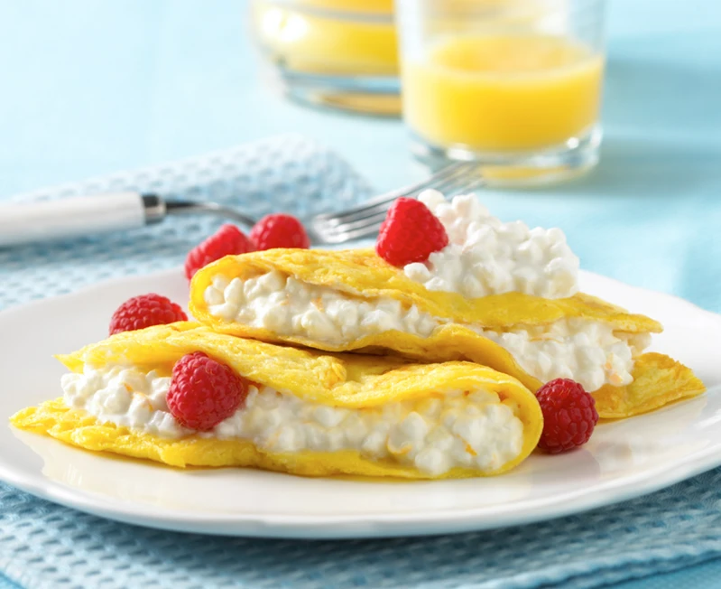 Omlet z serkiem wiejskim i malinami.