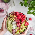 Smoothie bowl z awokado i matchą