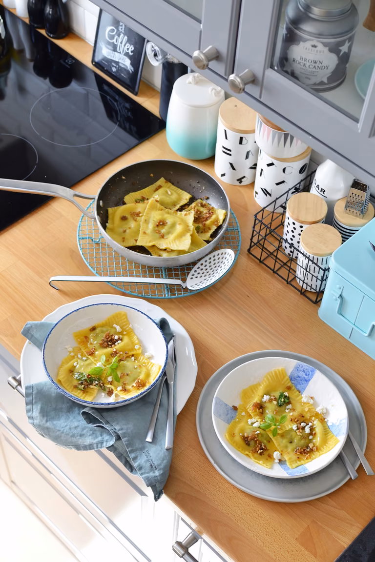 RAVIOLI ZE SZPINAKIEM I SERKIEM KOZIM, PODANE Z PALONYM MASŁEM!