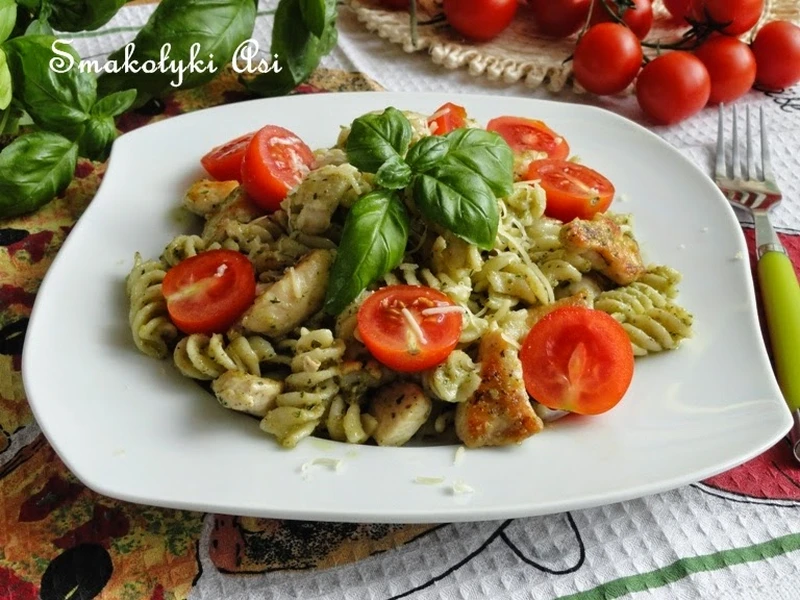 Makaron z kurczakiem i bazyliowym pesto