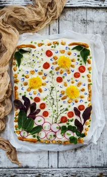 Focaccia z jadalnymi roślinami