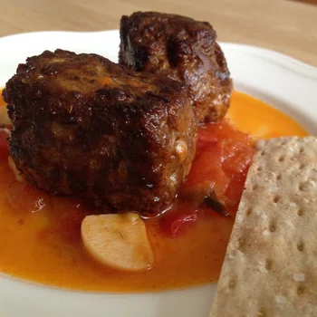 Przepis na obiad: wołowe sześciany w sosie pomidorowym