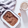 Domowa bezglutenowa granola z masłem orzechowym i quinoa.