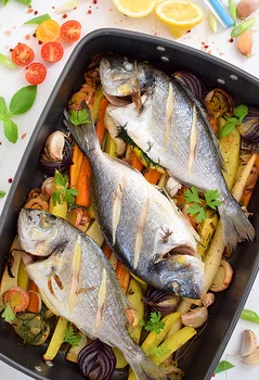 Ryba pieczona na warzywach w stylu rustykalnym